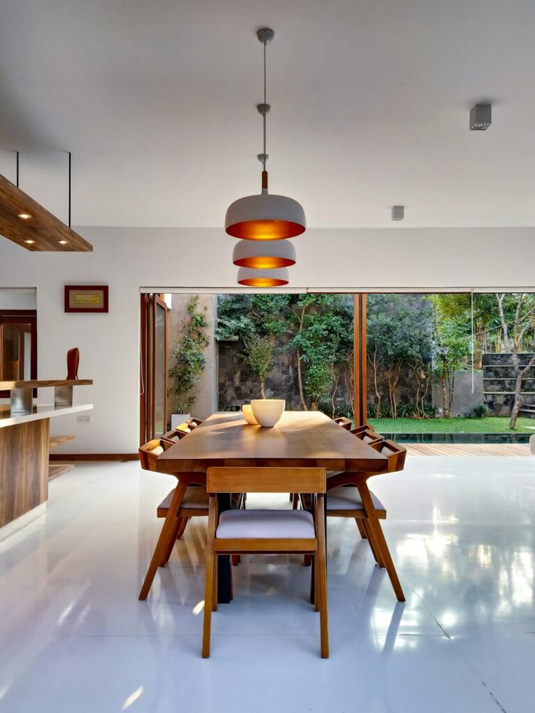 Dinig table